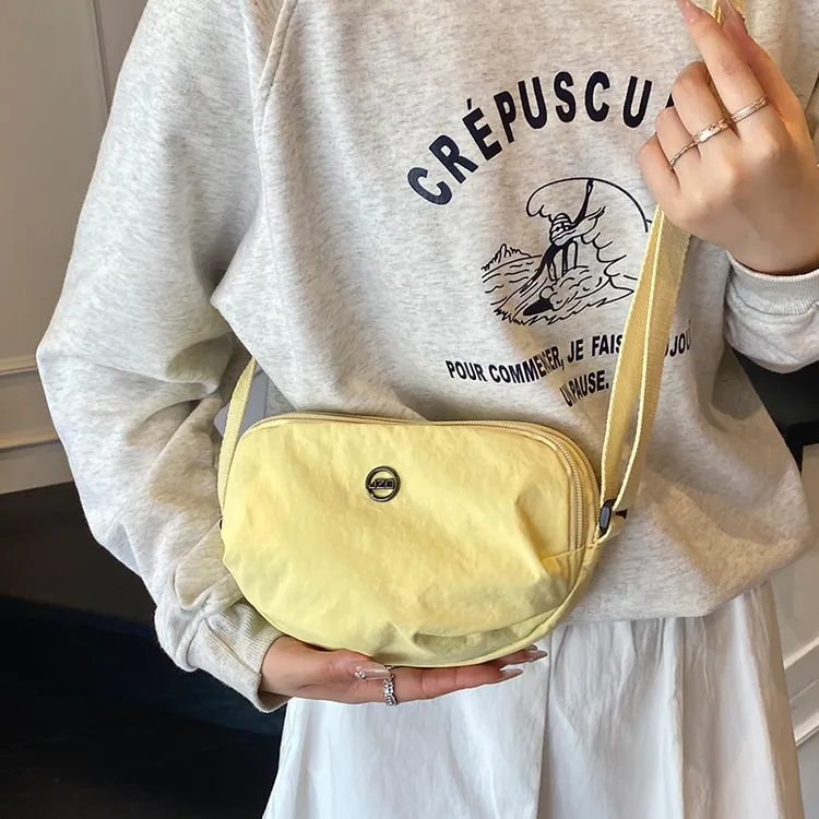 纯色小包包女2025新款夏天超火学生轻便斜挎包休闲单肩包男小挎包
