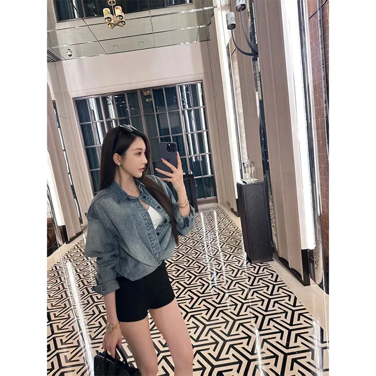 2025年春季新款ins港风通勤宽松显瘦衬衫女配高腰显瘦短裤女