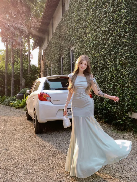 法式高级感斜肩收腰网纱连衣裙女夏气质修身显瘦露肩长裙