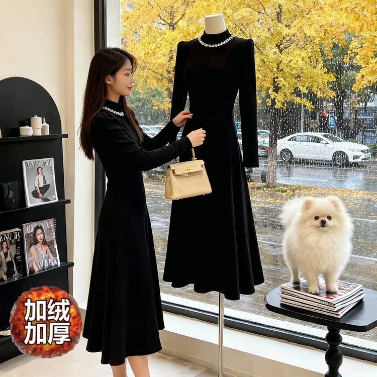 秋冬百搭季加绒加厚半高领亮片钉珠打底裙赫本连衣裙显瘦小黑裙 