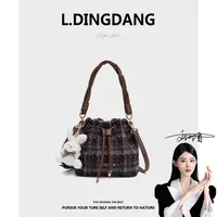 【刘叮当甄选】水桶包轻奢潮流斜挎包拉链女士时尚麻花手拎包25698