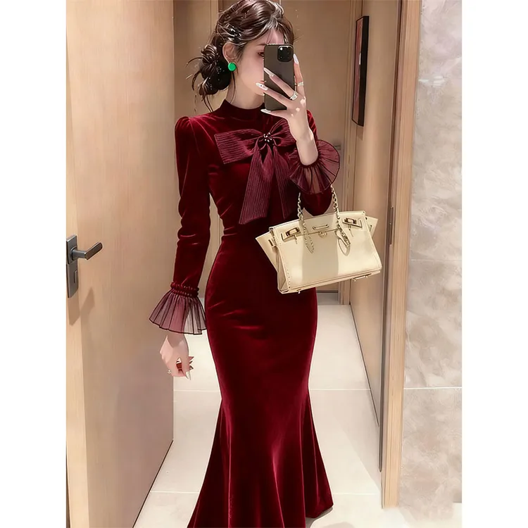 秋冬季法式气质重要场合轻奢穿搭新款潮牌女装酒红色丝绒连衣裙