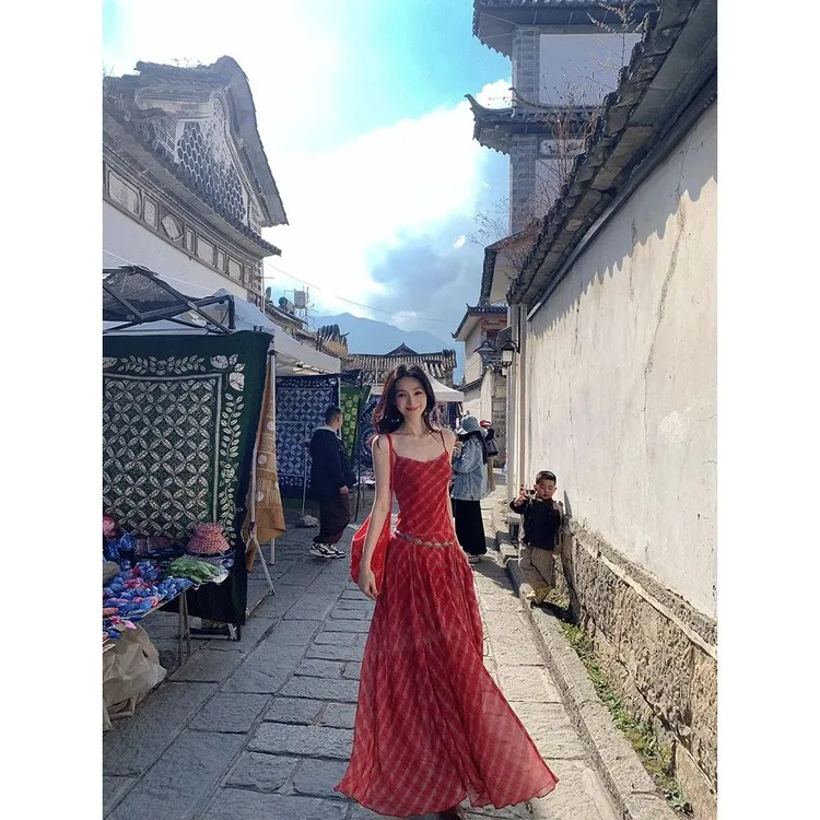 浪漫春日 大摆复古红格子高腰显瘦连衣裙女夏季法式度假吊带长裙