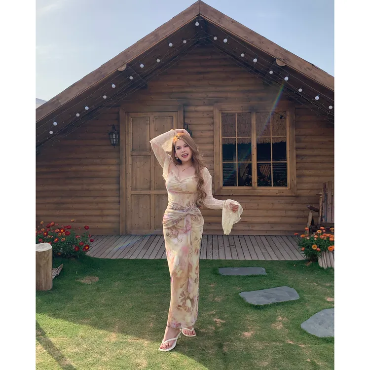 琥珀松林 法式碎花收腰遮肉显瘦吊带连衣裙夏季打卡包出片G134