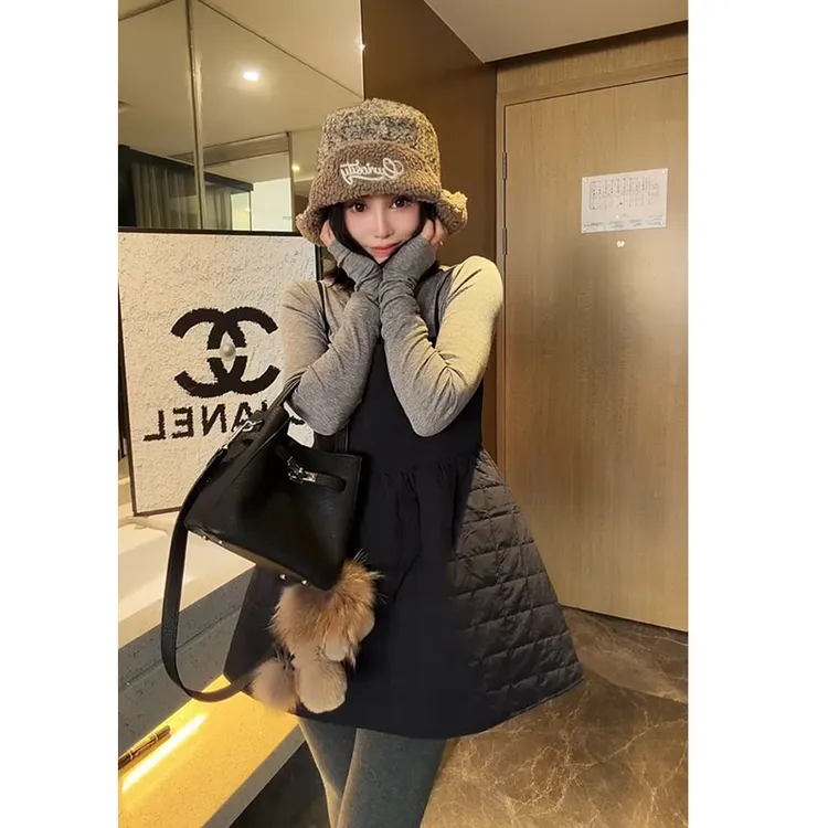 深圳南油高级感2025冬季气质小香风韩版慵懒加棉吊带裙真两件T恤