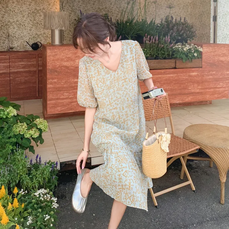 气质休闲显瘦V领连衣裙女2025年夏季新款洋气休闲显瘦气质中长裙