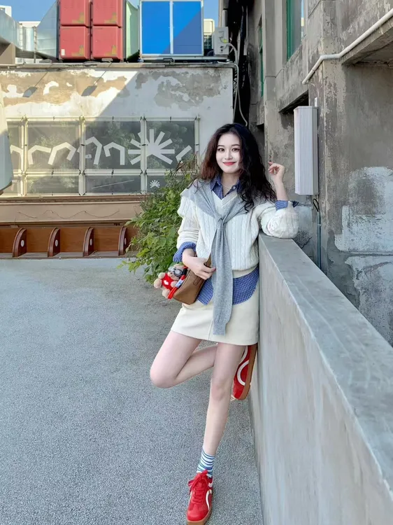 春季想新款美式慵懒风格子Polo领衬衫灰色披肩半身裙白色针织衫