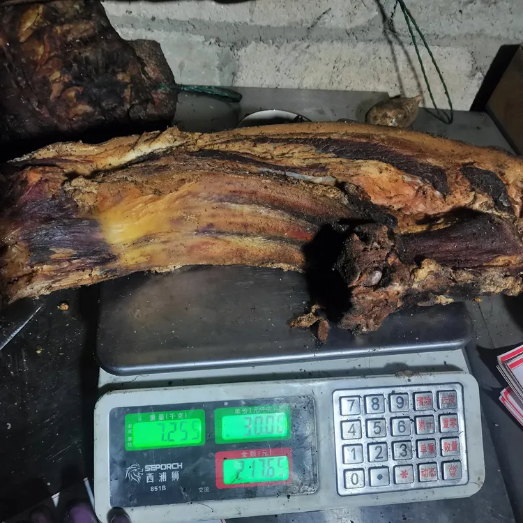 农家现场挑选烟熏三线老腊肉做饭下酒硬菜烟熏腊肉烟熏肉腊味