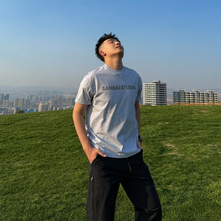SANBAI 叁佰【反光字母】正肩26支光盾遮热凉感抑菌印花T恤