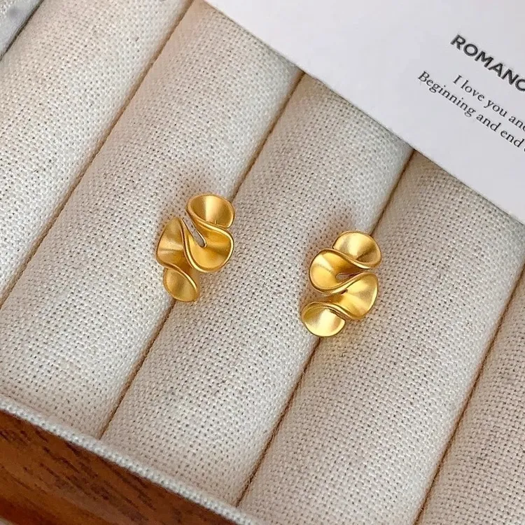 925银耳饰 金色褶皱纯银耳钉女轻奢高级感气质火爆款设计小众耳环