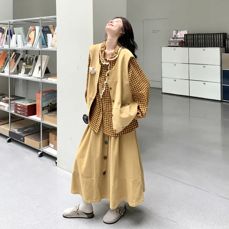 大方得体穿搭一整套女早秋新款巨好看的马甲半身裙格子衬衫三件套