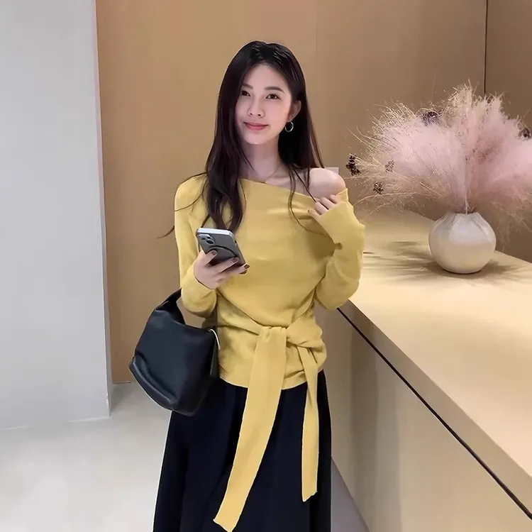 设计感不规则斜肩绑带针织衫女早秋新款法式气质收腰显瘦露肩上衣