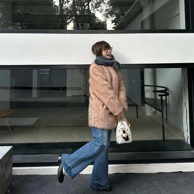 Our2【宅女同款草草】秋冬季设计感毛绒绒大衣【B8016】