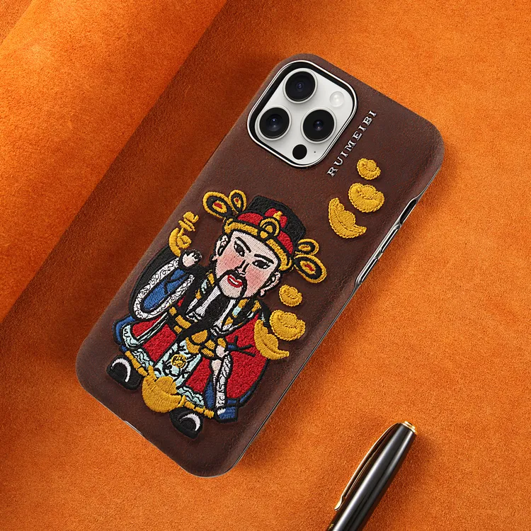 适用苹果16promax手机壳新年财神爷刺绣高级感iPhone15/14/13磁吸