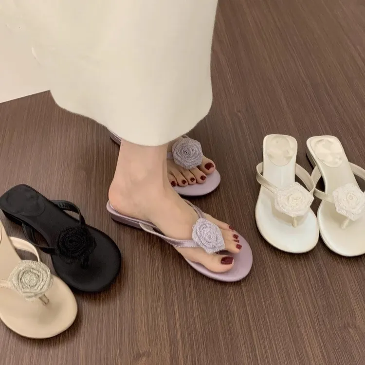 UHCK新中式仙女风玫瑰花朵夹趾人字拖鞋女夏外穿2025新款低跟绝美