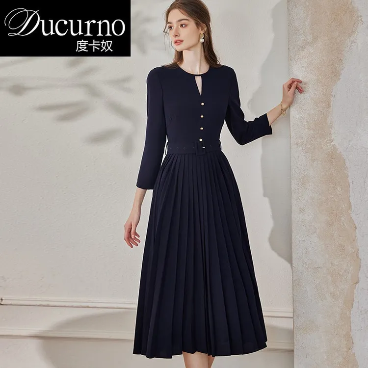 气质小众系带百褶连衣裙女2025春秋新款时尚设计感通勤镂空中长裙