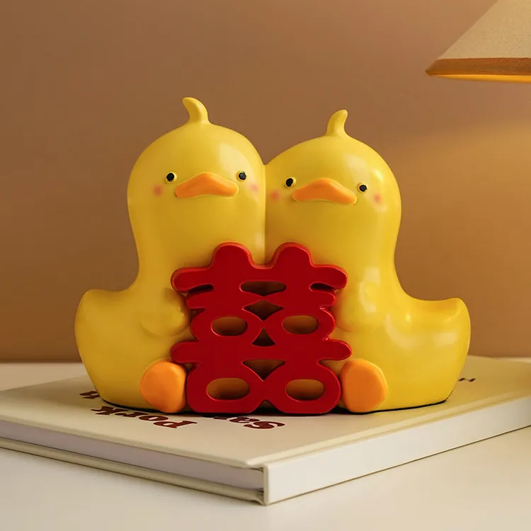 可爱卡通抱抱小黄鸭喜字装饰家居桌面送朋友情侣装饰品摆件轻奢