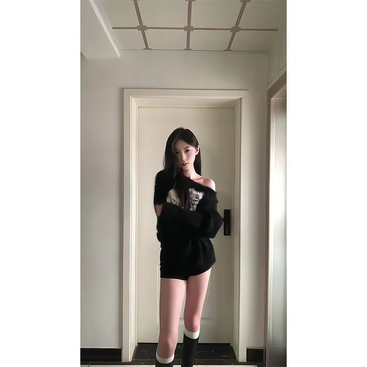 慵懒黑色斜肩小猫长袖毛衣秋季宽松气质露肩辣妹针织上衣百搭短裤