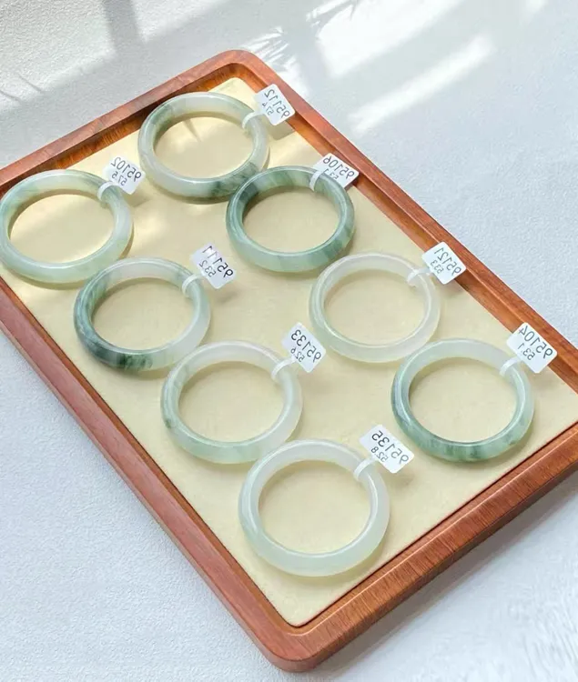 新疆天然玉石冰底晕染飘花金丝玉手镯天山翠正圈（多样性发其一）