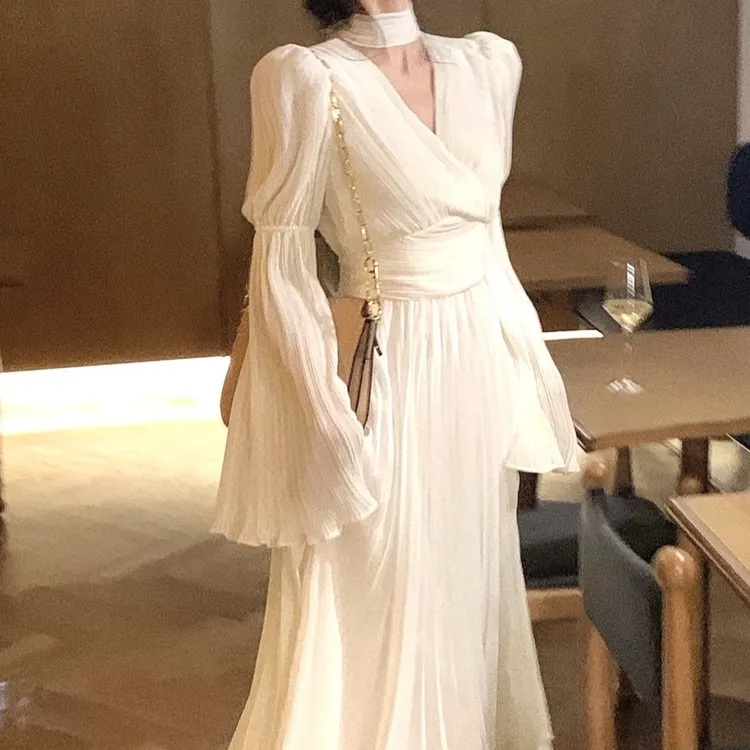 女神范白色V领连衣裙女2025年新款早秋长袖茶歇法式高级感裙子女