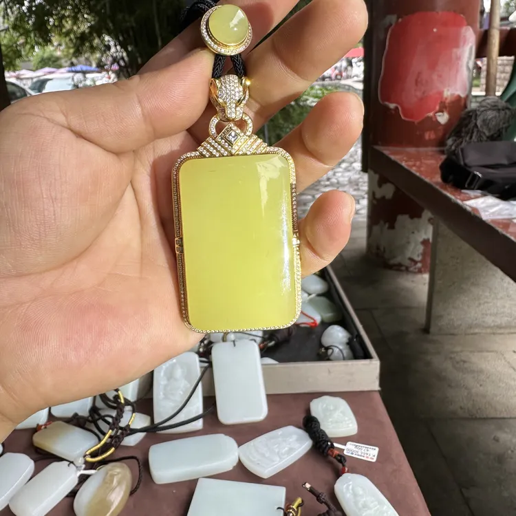 新疆和田玉无事牌黄口18k金镶嵌