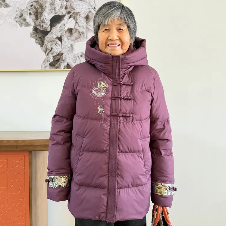 奶奶冬装羽绒服老年人妈妈装加厚洋气白鸭绒外套老太太保暖外套女