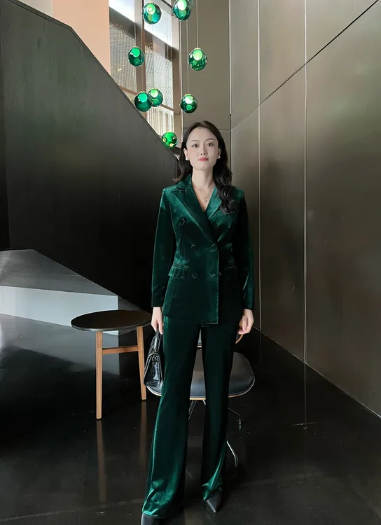新款墨绿色丝绒弹性双排扣女士通勤西装时尚修身套装女微喇裤