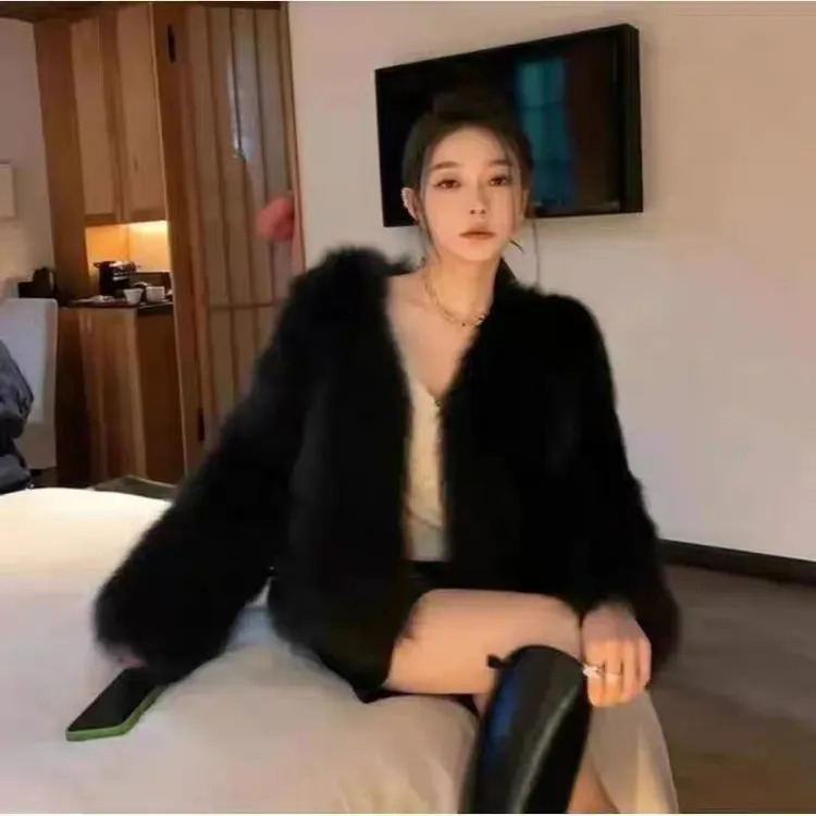 秋冬棉衣棉服加厚保暖V领毛毛外套短款轻奢时尚毛毛绒大衣短款