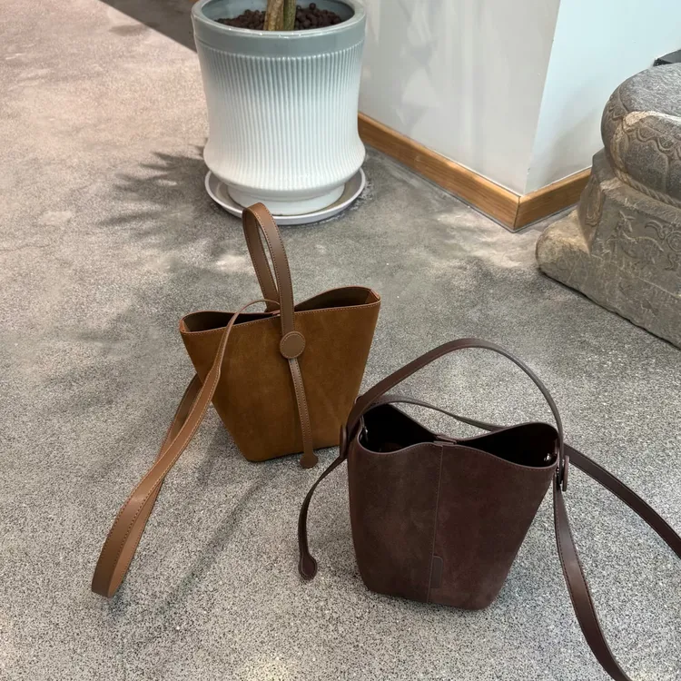 反绒磨砂牛皮水桶包女秋冬挂耳单肩斜挎通勤包复古风腋下611