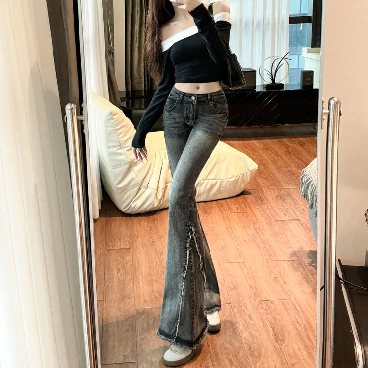 黑色低腰设计感微喇牛仔裤女2025年春季新款纯欲修身显瘦显高弹力