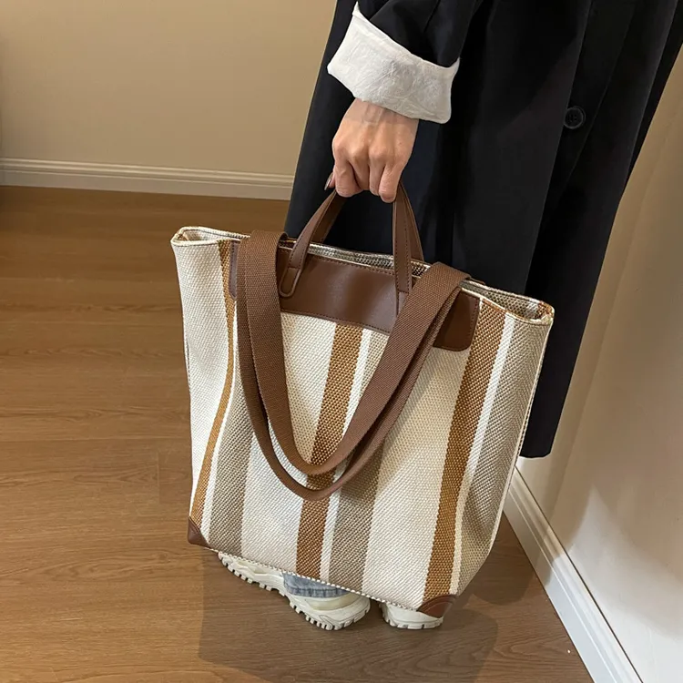 大容量帆布包2025新款休闲学生上课托特包法式条纹撞色文艺单肩包