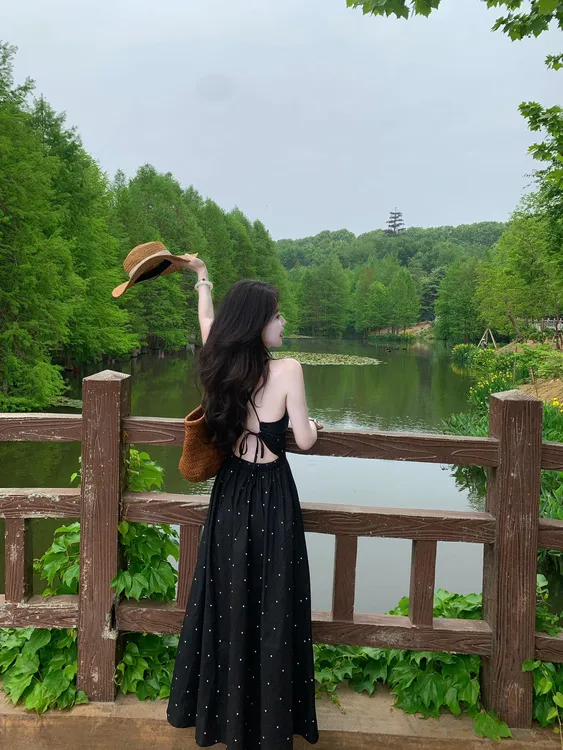 高级波点吊带连衣裙女2025夏季新款法式小众设计露背气质长裙子