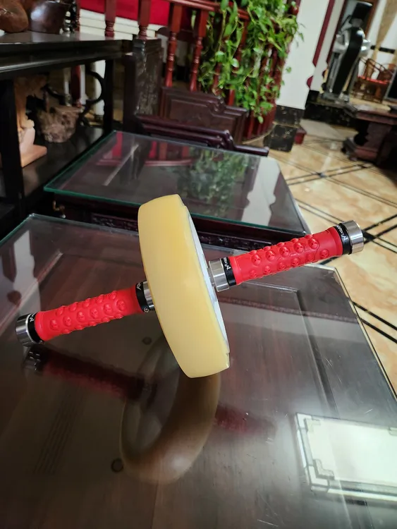 健腹轮，牛筋轮胎，直径20厘米，，不锈钢手柄。德国原装进口轴承