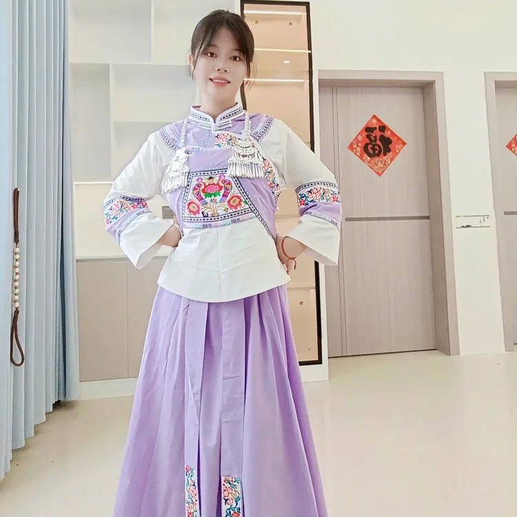 布依族服饰套装：紫色温柔款
