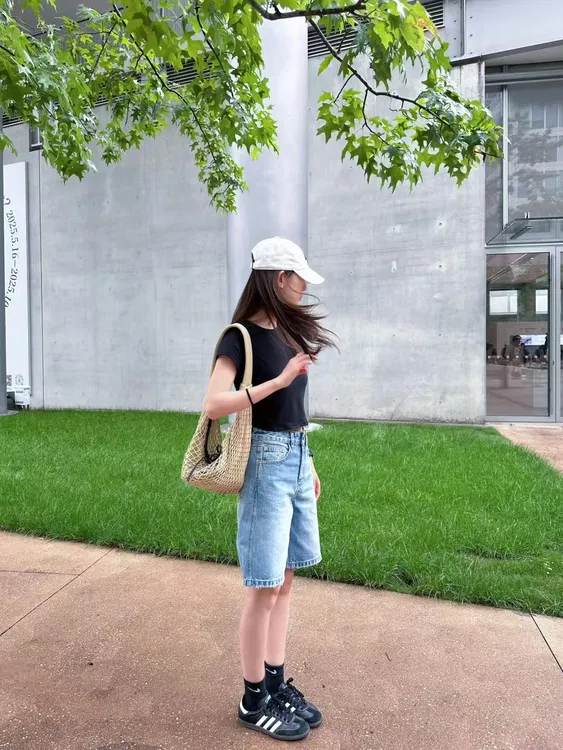 2025夏季新款韩系简约黑色正肩膀显瘦短款t恤高腰复古牛仔裤套装