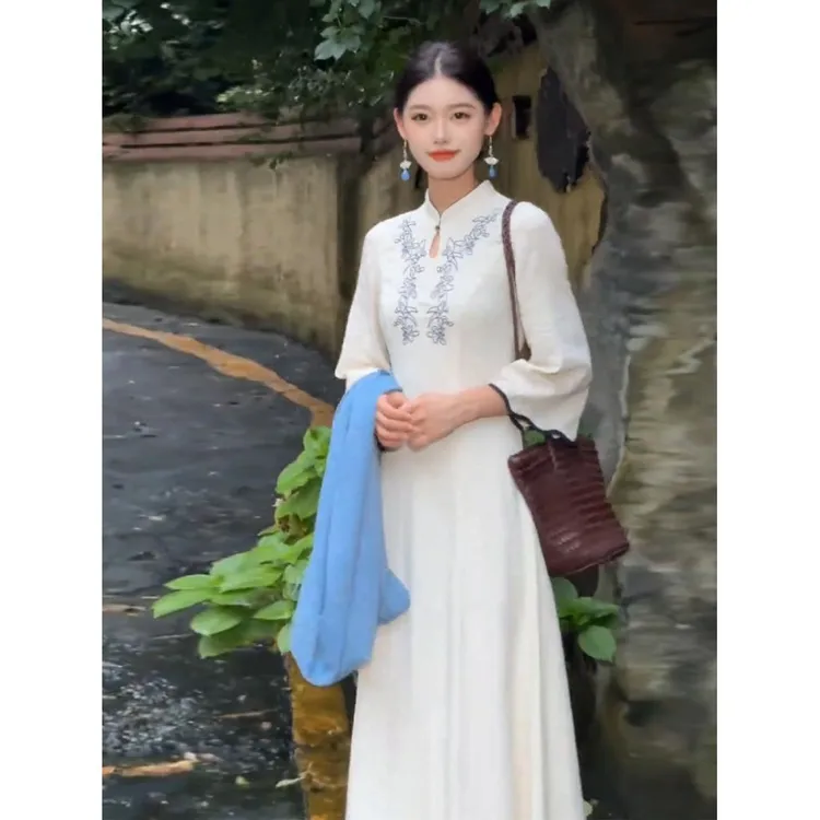 画报夫人国风新中式禅意刺绣碎花连衣裙2025秋季高级感温柔镂空气