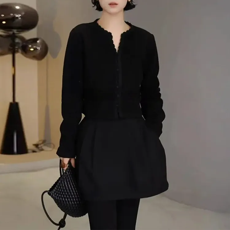 舒适小众洋气显瘦慵懒风V领简约纯色T恤女2025秋季新款潮流衣服