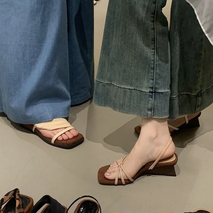 UHCK配裙子裸粉色气质坡跟凉鞋女2025新款夏一字带方头罗马露趾高