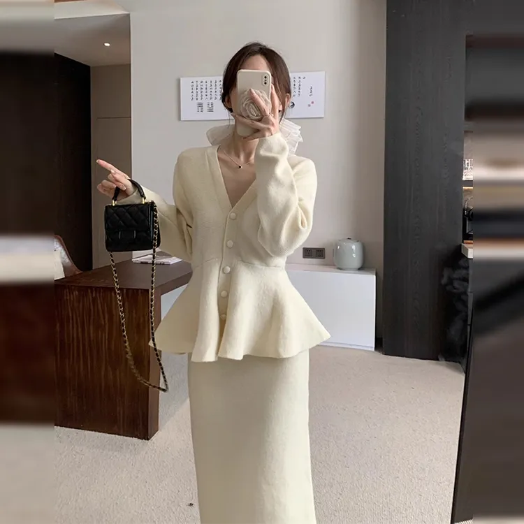 轻奢温柔小香风针织套装女秋冬名媛贵系设计感收腰花苞上衣半身裙