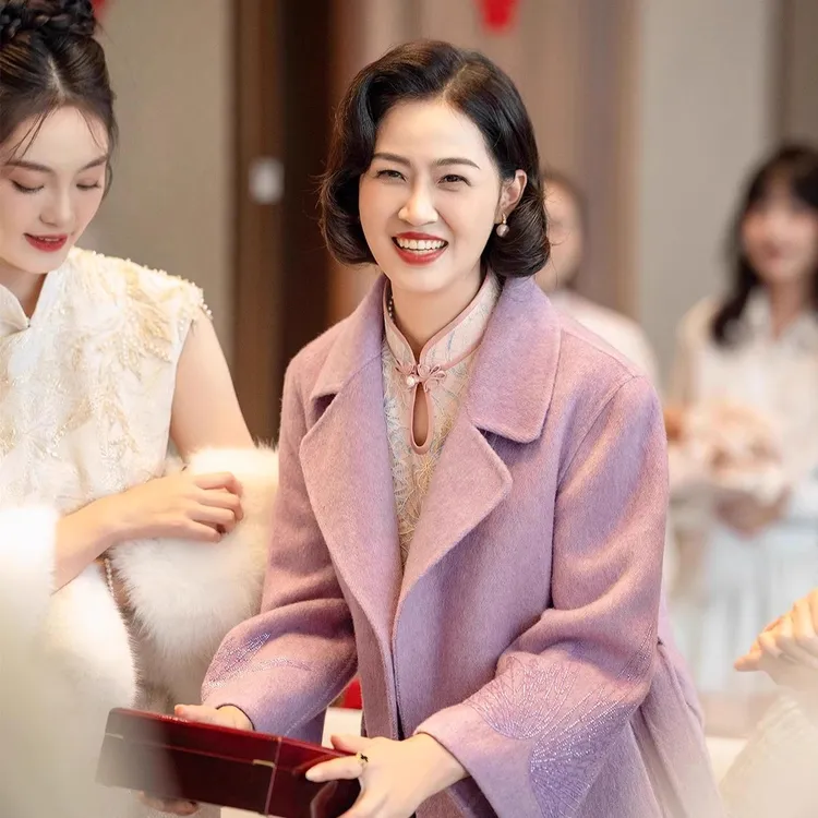 轻奢2025年新款时尚喜妈妈婚宴礼服紫色羊毛呢大衣喜婆婆外套高级