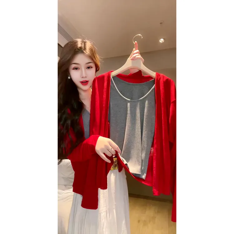 灰色打底背心撞红色开衫两件套洋气时尚百搭韩系