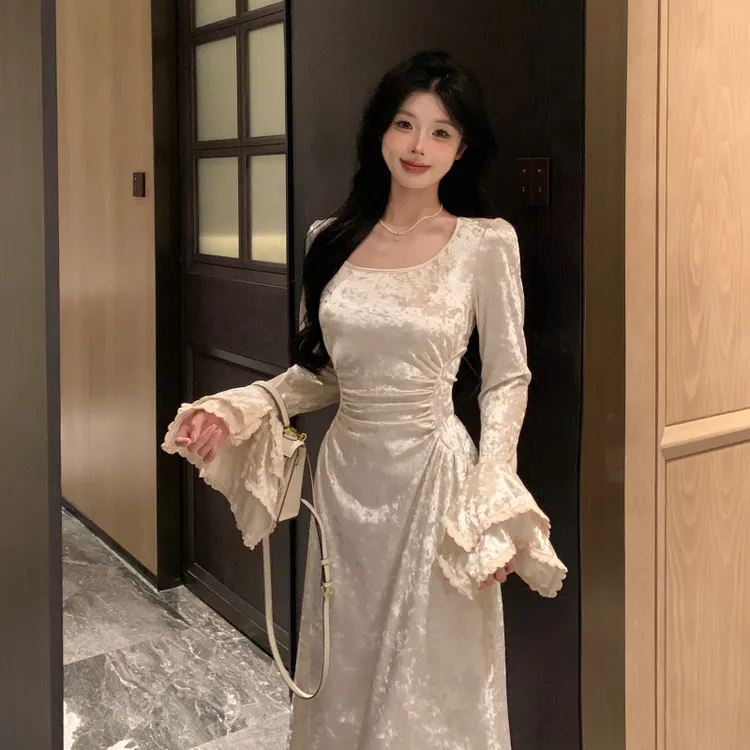 法式秋冬丝绒连衣裙女收腰喇叭袖裙子女高级感收腰显瘦A字长裙女