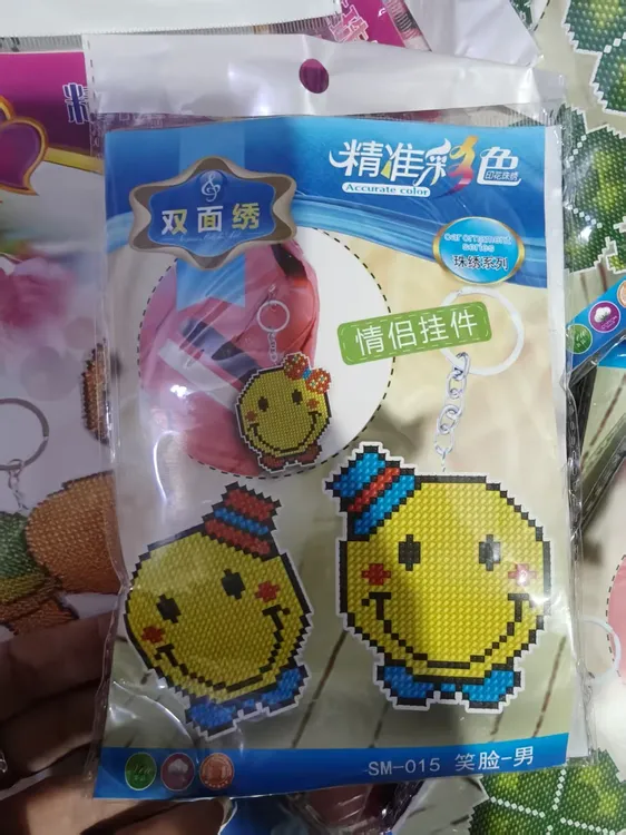 十字绣款钥匙扣和车挂珠绣图案随机