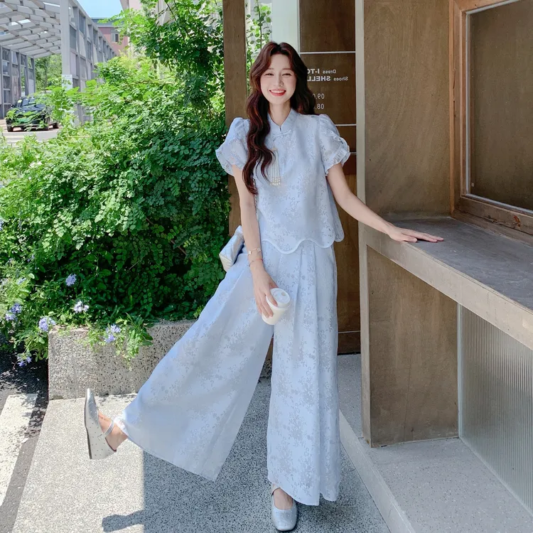 蓝色超好看减龄绣花套装女2025夏法式蕾丝拼接上衣阔腿裤两件套