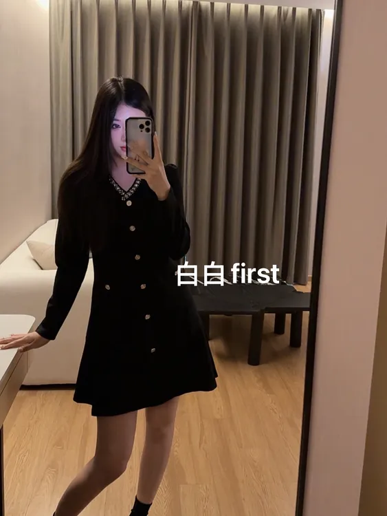 《白白first》秋冬新款小香风亮丝时尚爆款单排扣气质显瘦A字连衣裙