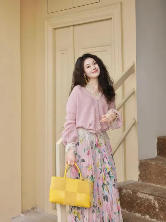 初春穿搭一整套韩系独特上衣超好看针织开衫百搭碎花半身裙套装