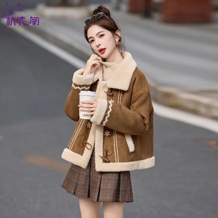 皮毛一体羊羔毛麂皮绒外套女冬2025新款减龄加厚牛角扣机车服上衣
