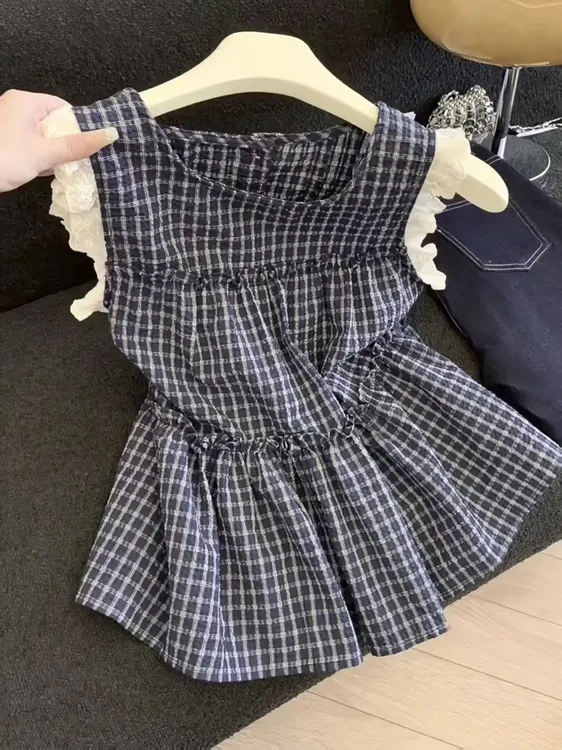 甜美木耳边蕾丝拼接圆领格子衬衫女夏季洋气减龄宽松褶皱裙摆上衣