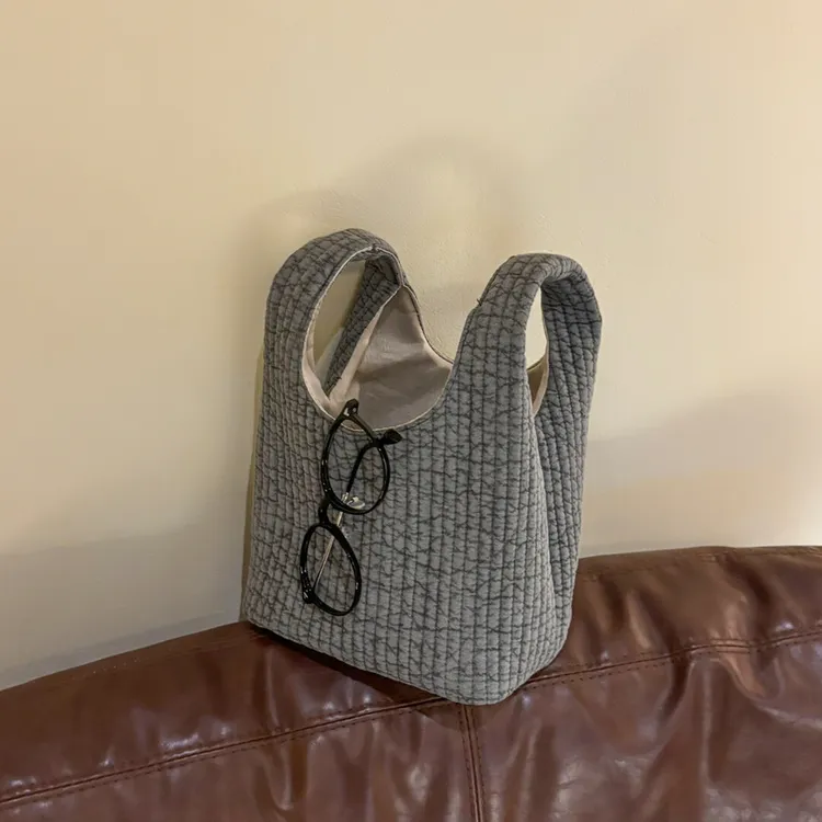 小众收纳包女高级感简约时尚通勤百搭手拎包2025新款手提包手拿包