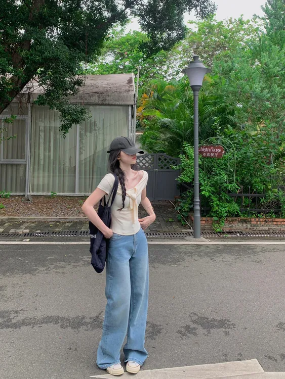 2025夏季新款设计感系带露锁骨短袖T恤修身显瘦上衣百搭牛仔裤